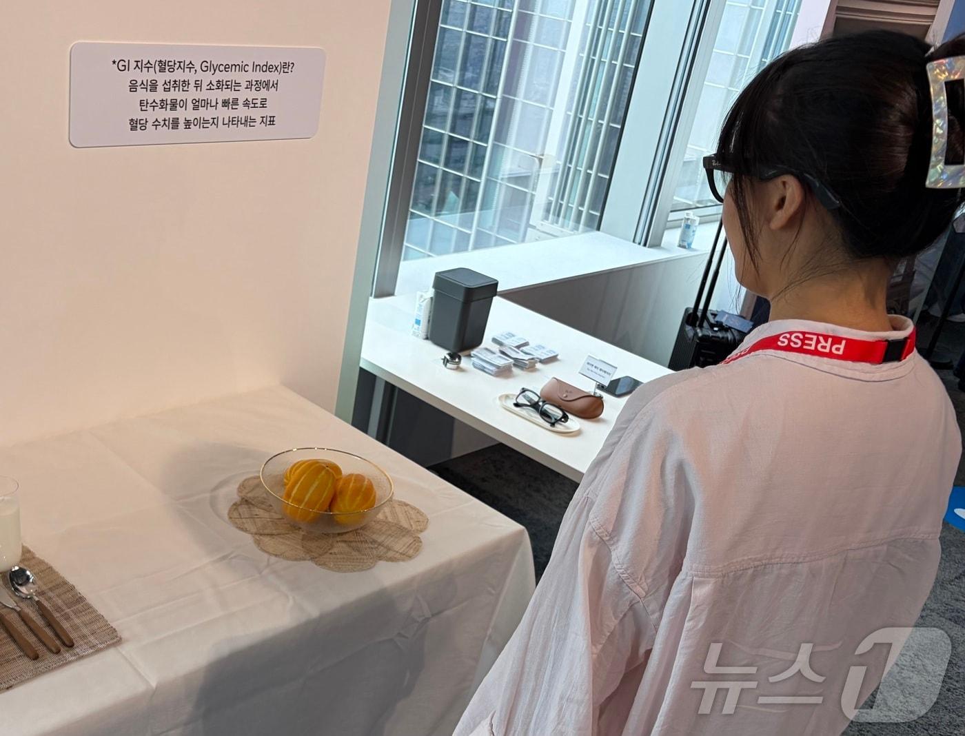 본문 이미지 - 4일 서울시 강남구 메타코리아 사무실에서 열린 메타 AI 글라스 체험 행사에서 메타 AI 글라스를 착용하고 AI와 대화하는 모습.2026.06.04.ⓒ 뉴스1 신은빈 기자