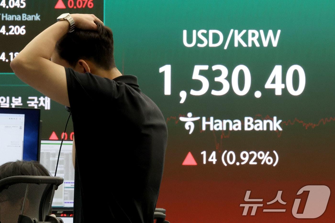 본문 이미지 - 4일 서울 중구 하나은행 딜링룸 현환판에 원달러환율이 전장대비 14원(0.92%) 상승한 1,530.40원에 거래되고 있다. 2026.6.4 ⓒ 뉴스1 이광호 기자