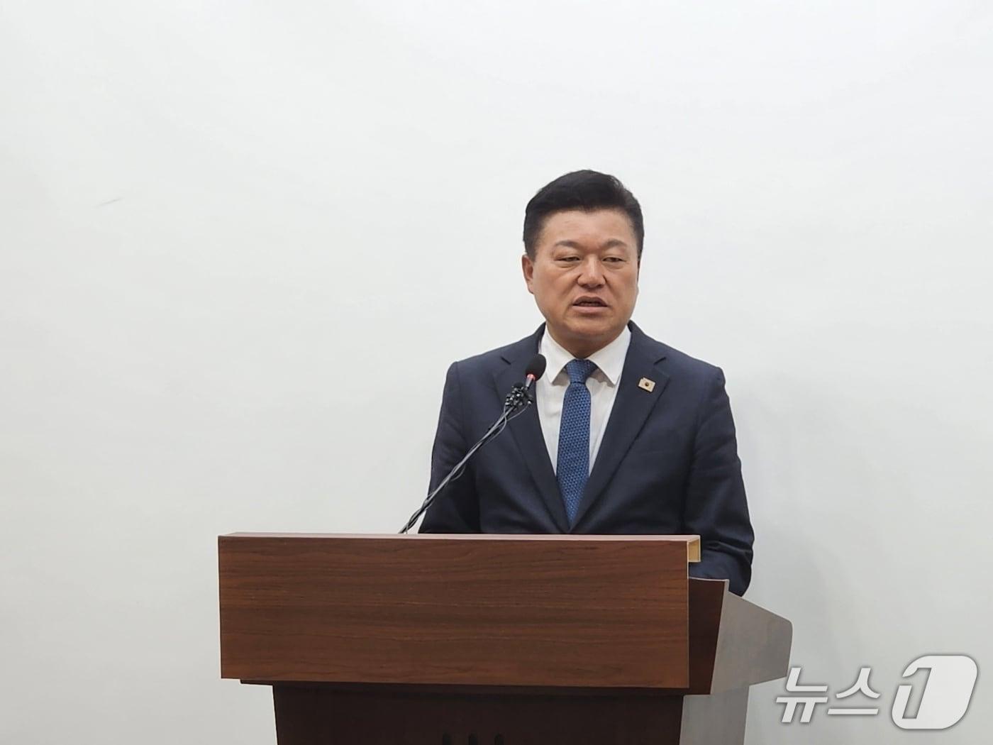 본문 이미지 - 신용한 충북지사 당선인이 4일 도청 브피링룸에서 기자회견을 하고 있다. (캠프 제공. 재판매 및 DB금지)