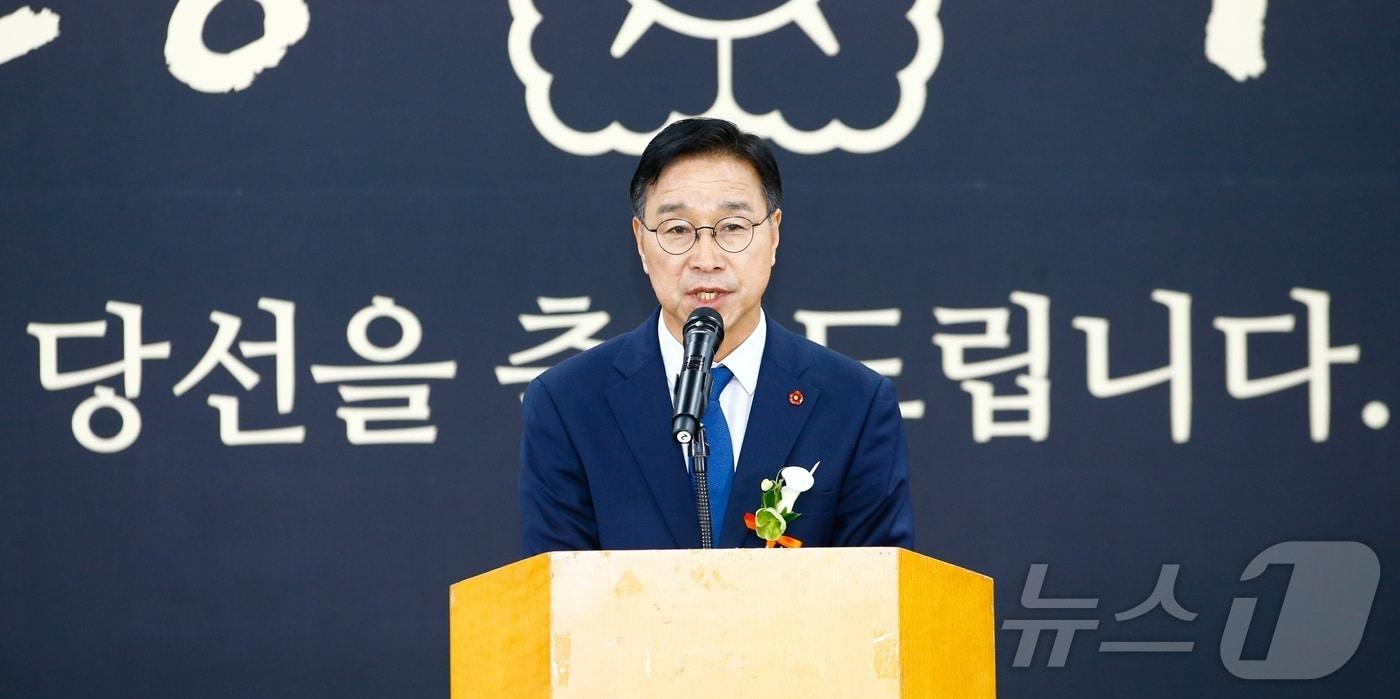 본문 이미지 - 4일 오후 제주상공회의소에서 열린 제9회 전국동시지방선거 당선증 수여식에서 위성곤 제주도지사 당선인이 인사말을 하고 있다.2026.6.4 ⓒ 뉴스1 강승남 기자