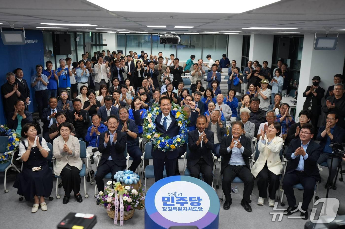 본문 이미지 - 우상호 6·3 지방선거 더불어민주당 강원도지사 후보가 4일 새벽 당선이 유력시 되자 기뻐하고 있다. (우상호 측 제공. 재판매 및 DB금지)/뉴스1