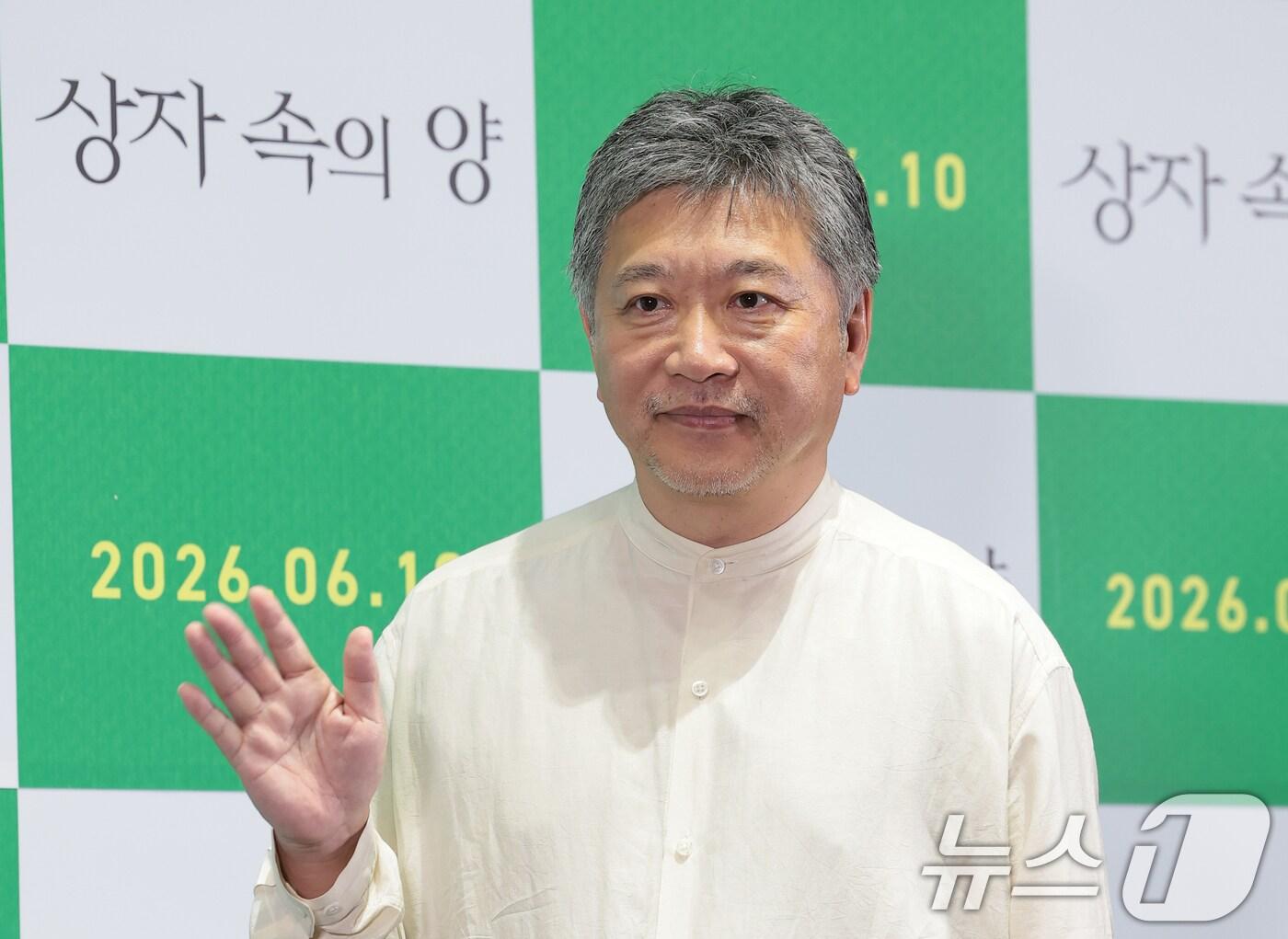 본문 이미지 - 고레에다 히로카즈 감독이 4일 서울 강남구 코엑스 메가박스에서 열린 영화 ‘상자 속의 양' 언론배급시사회 및 기자간담회에서 포즈를 취하고 있다. '상자 속의 양'은 죽은 아이를 대신해 한 집에 들어온 7세 설정 휴머노이드가 비로소 가족이 된다는 것의 기쁨과, 다시 버려질지 모른다는 불안을 마주하게 되는 이야기를 그린 영화다. 고레에다 히로카즈 감독의 통산 10번째 칸 영화제 진출작이다. 2026.6.4 ⓒ 뉴스1 권현진 기자