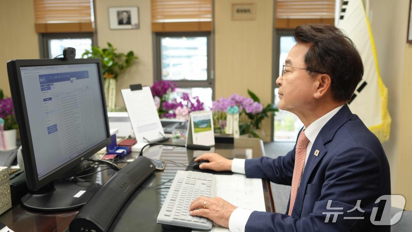 본문 이미지 - 재선에 성공한 뒤 직무에 복귀한 육동한 춘천시장이 4일 오후 시청 3층 시장실에서 현안 업무를 보고 있다.(춘천시 재판매 및 DB금지)
