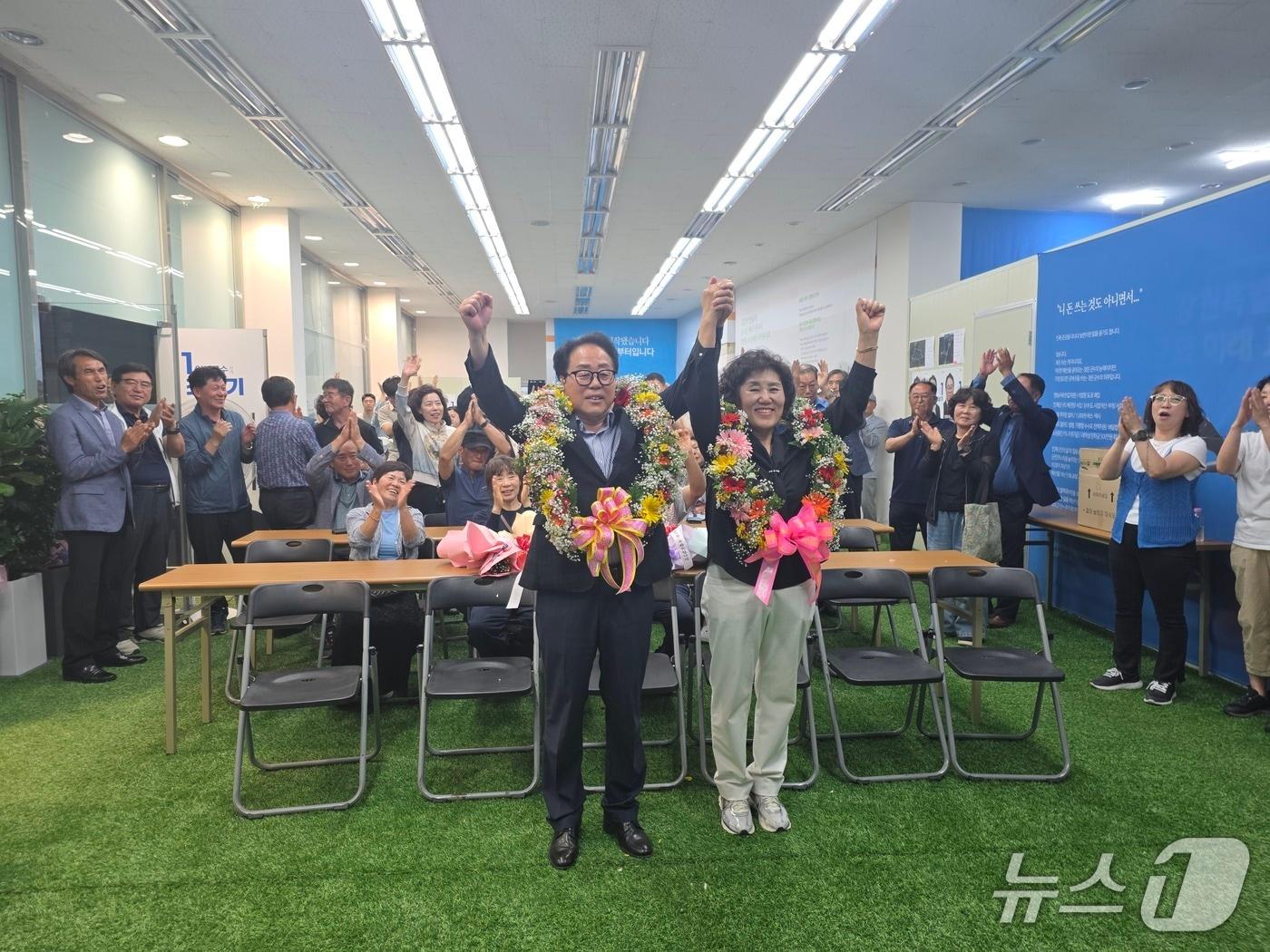 본문 이미지 - 최상기 6·3 지방선거 더불어민주당 인제군수 후보가 4일 선거에서 승리하자 기뻐하고 있다. 이번 당선으로 그는 인제군 최초의 3선 고지에 올랐다. (최상기 측 제공. 재판매 및 DB금지)/뉴스1