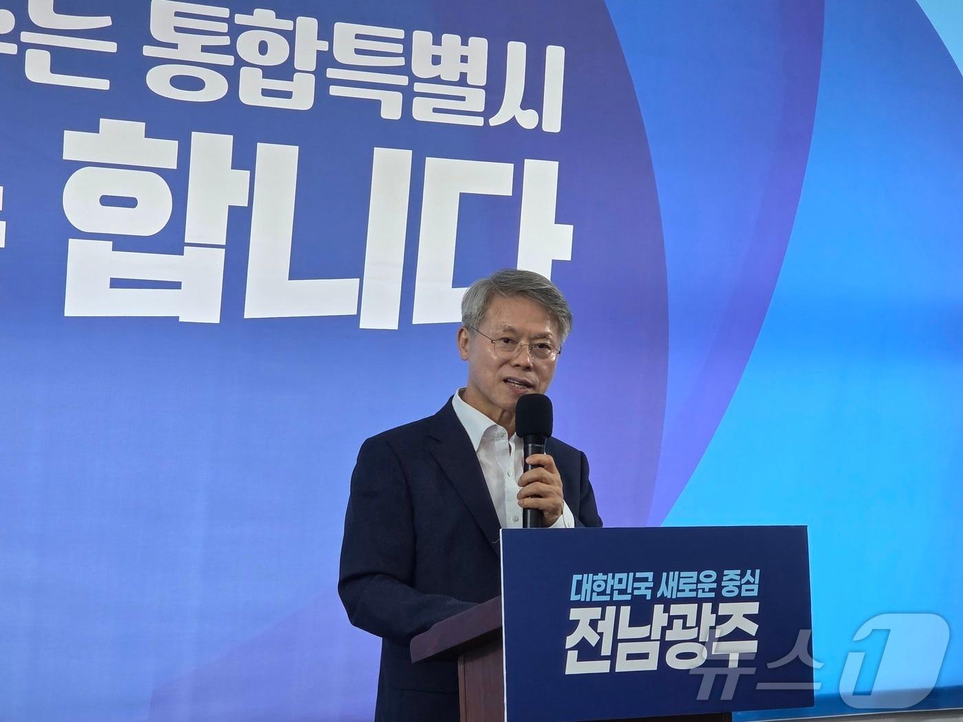 본문 이미지 - 민형배 전남광주특별시장 당선인이 4일 캠프 사무실에서 인수위 격인 전남광주대전환기획위원회의 인선과 구성을 발표하고 있다. 2026.6.4 ⓒ 뉴스1 서충섭 기자