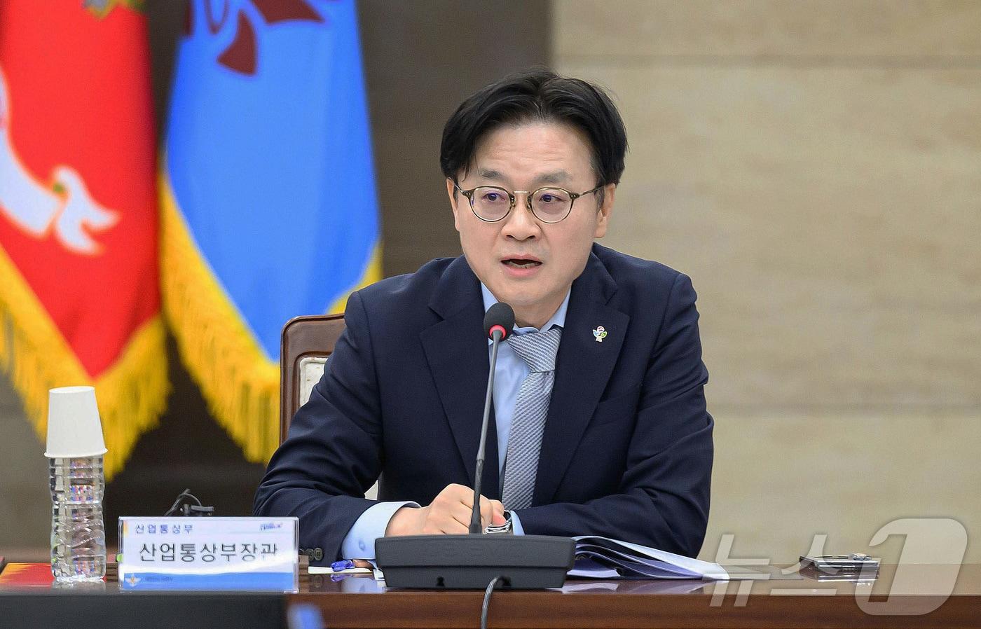 본문 이미지 - 김정관 산업통상부 장관이 4일 서울 용산구 국방부 대회의실에서 열린 제12회 방위산업발전협의회에서 모두발언을 하고 있다. (산업통상부 제공. 재판매 및 DB 금지) 2026.6.4 ⓒ 뉴스1