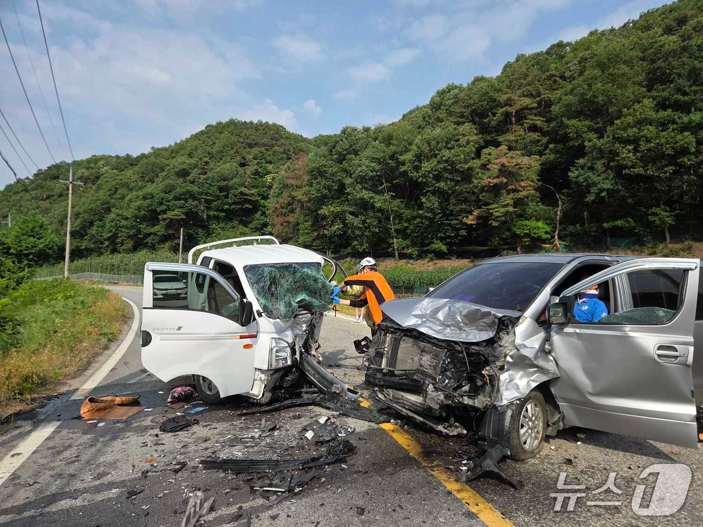 본문 이미지 - 강원 원주 귀래면 교통사고 현장.(강원도소방본부 제공, 재판매 및 DB금지)