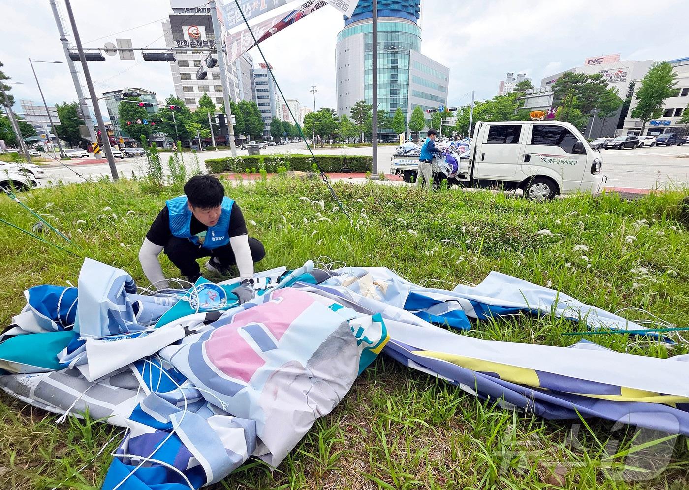 본문 이미지 - 6·3 전국동시지방선거 다음날인 4일 광주 북구청 광고물관리팀 직원들이 광주역 앞 보행섬에 설치된 선거 관련 현수막을 철거하고 있다. (광주 북구 제공. 재판매 및 DB 금지) 2026.6.4 ⓒ 뉴스1 박지현 기자
