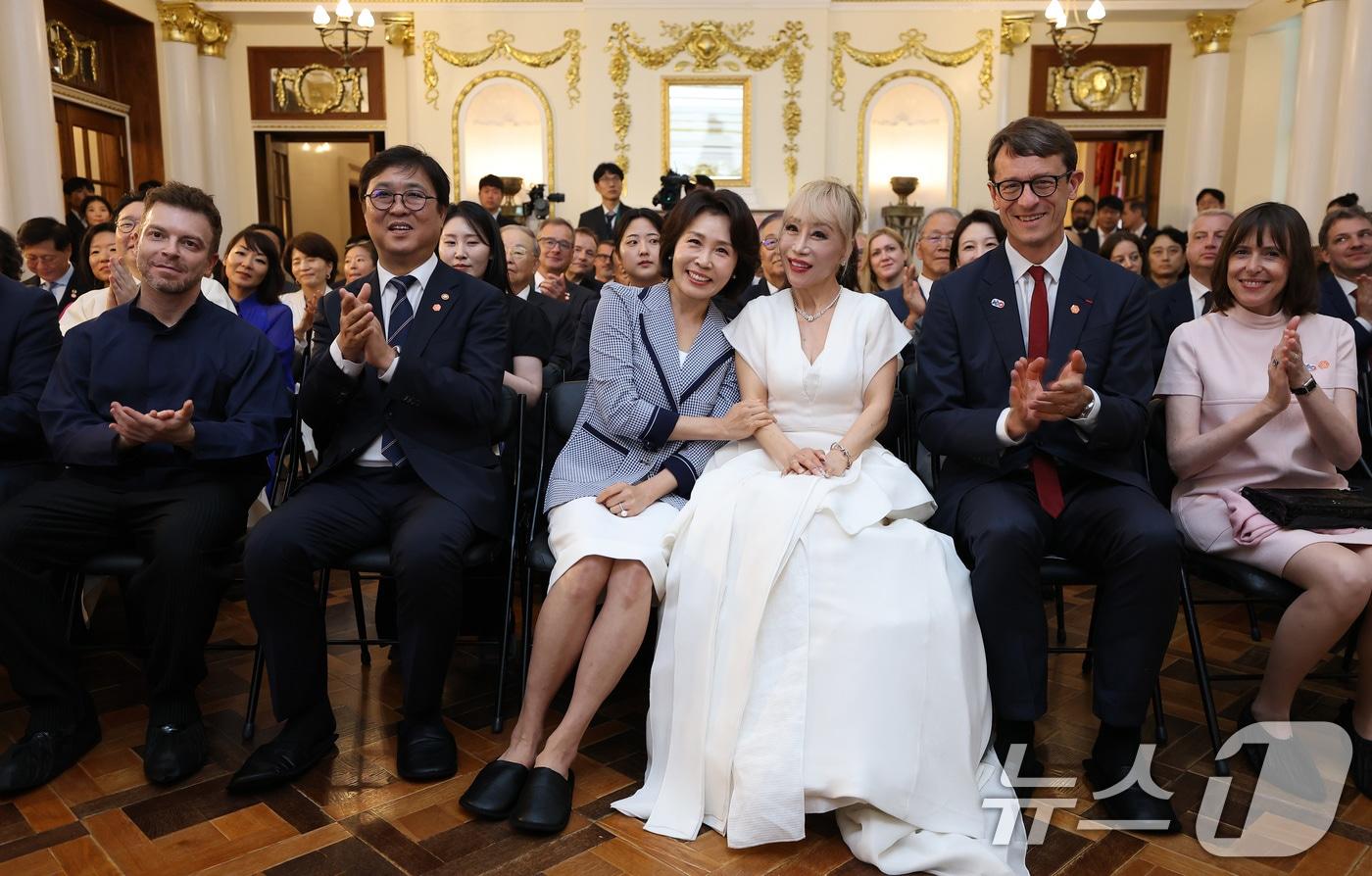 본문 이미지 - 김혜경 여사가 4일 서울 중구 덕수궁 석조전에서 열린 한·프랑스 수교 140주년 기념행사에서 참석자들과 기념촬영을 하고 있다. (청와대통신사진기자단) 2026.6.4 ⓒ 뉴스1 이재명 기자