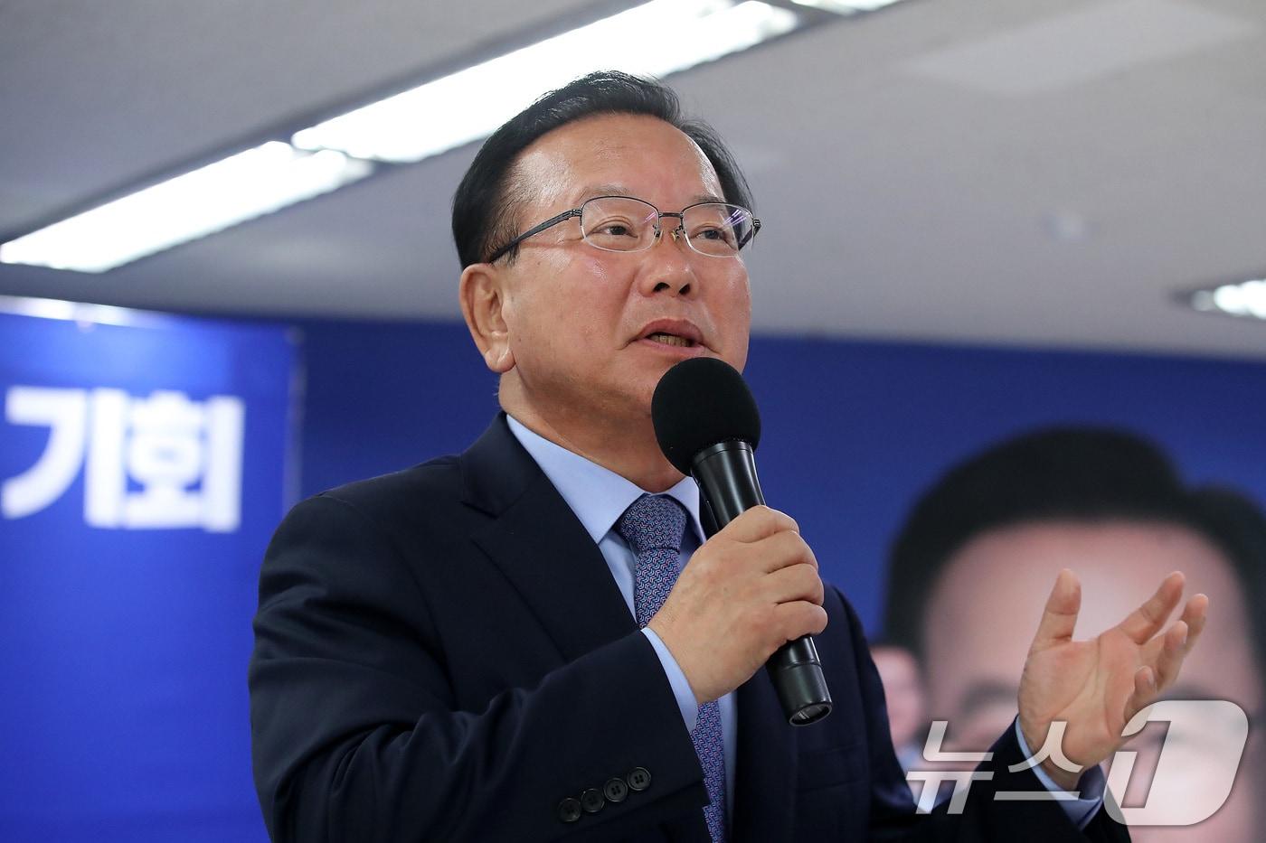 본문 이미지 - 김부겸 더불어민주당 대구시장 후보가 4일 오후 대구 달서구 희망캠프 해단식에서 마지막 인사말을 하고 있다. 2026.6.4 ⓒ 뉴스1 공정식 기자