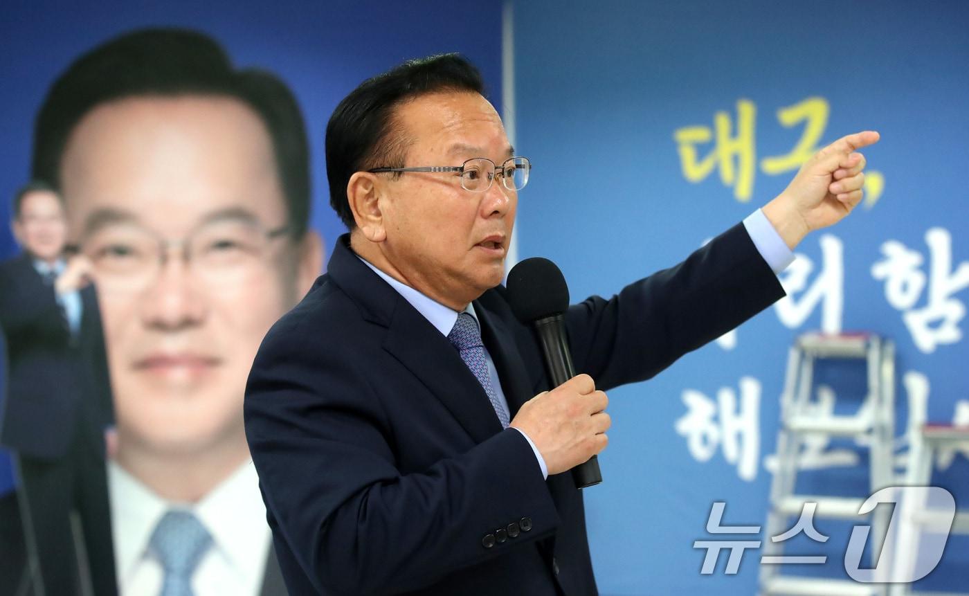 본문 이미지 - 김부겸 더불어민주당 대구시장 후보가 지난 6월 4일 오후 대구 달서구 희망캠프 해단식에서 마지막 인사말을 하고 있다. 2026.6.4 ⓒ 뉴스1 공정식 기자