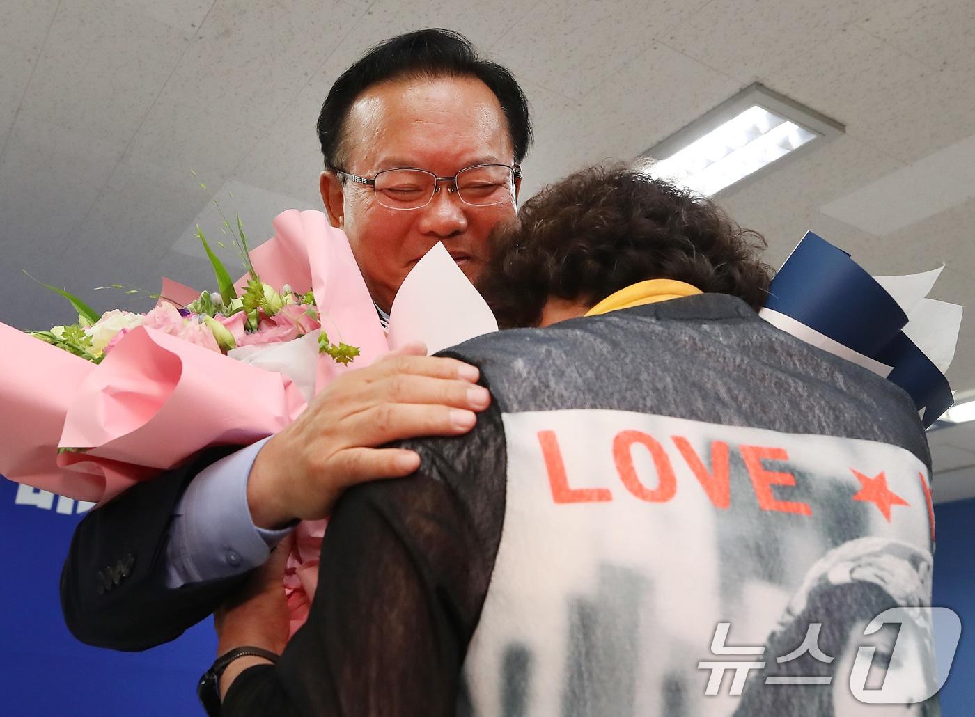 본문 이미지 - 김부겸 더불어민주당 대구시장 후보가 4일 오후  희망캠프 해단식에서 지지자를 위로하고 있다. 2026.6.4 ⓒ 뉴스1 공정식 기자