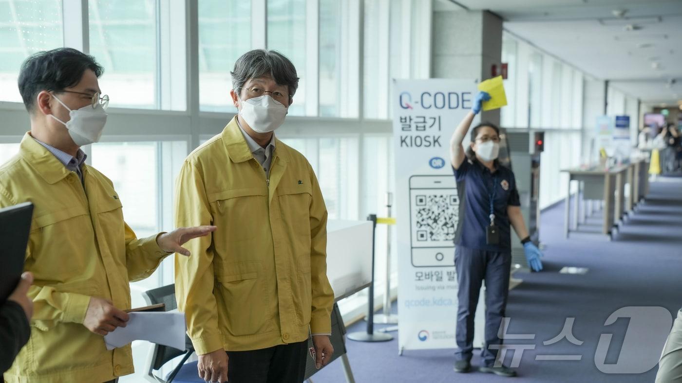 본문 이미지 - 임승관 질병관리청장이 인천국제공항 검역소에서 에볼라바이러스병 검역대응체계 현장 점검을 하고 있다. (질병관리청 제공. 재판매 및 DB 금지) ⓒ 뉴스1