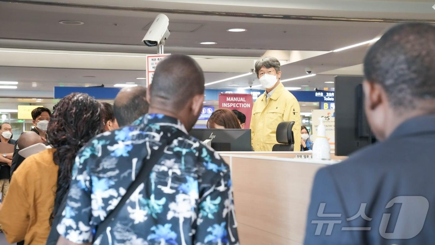 본문 이미지 - 임승관 질병관리청장이 4일 인천국제공항 검역소에서 에볼라바이러스병 검역대응체계 현장 점검을 하고 있다. (질병관리청 제공. 재판매 및 DB 금지) 2026.6.4 ⓒ 뉴스1