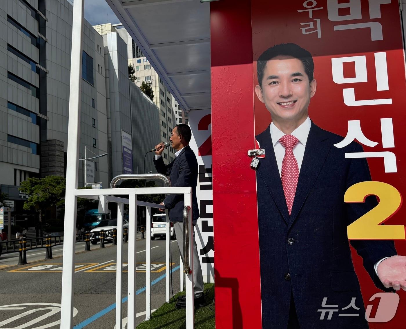 본문 이미지 - 낙선인사하는 박민식 국민의힘 후보 2026.6.4 ⓒ 뉴스1 홍윤 기자