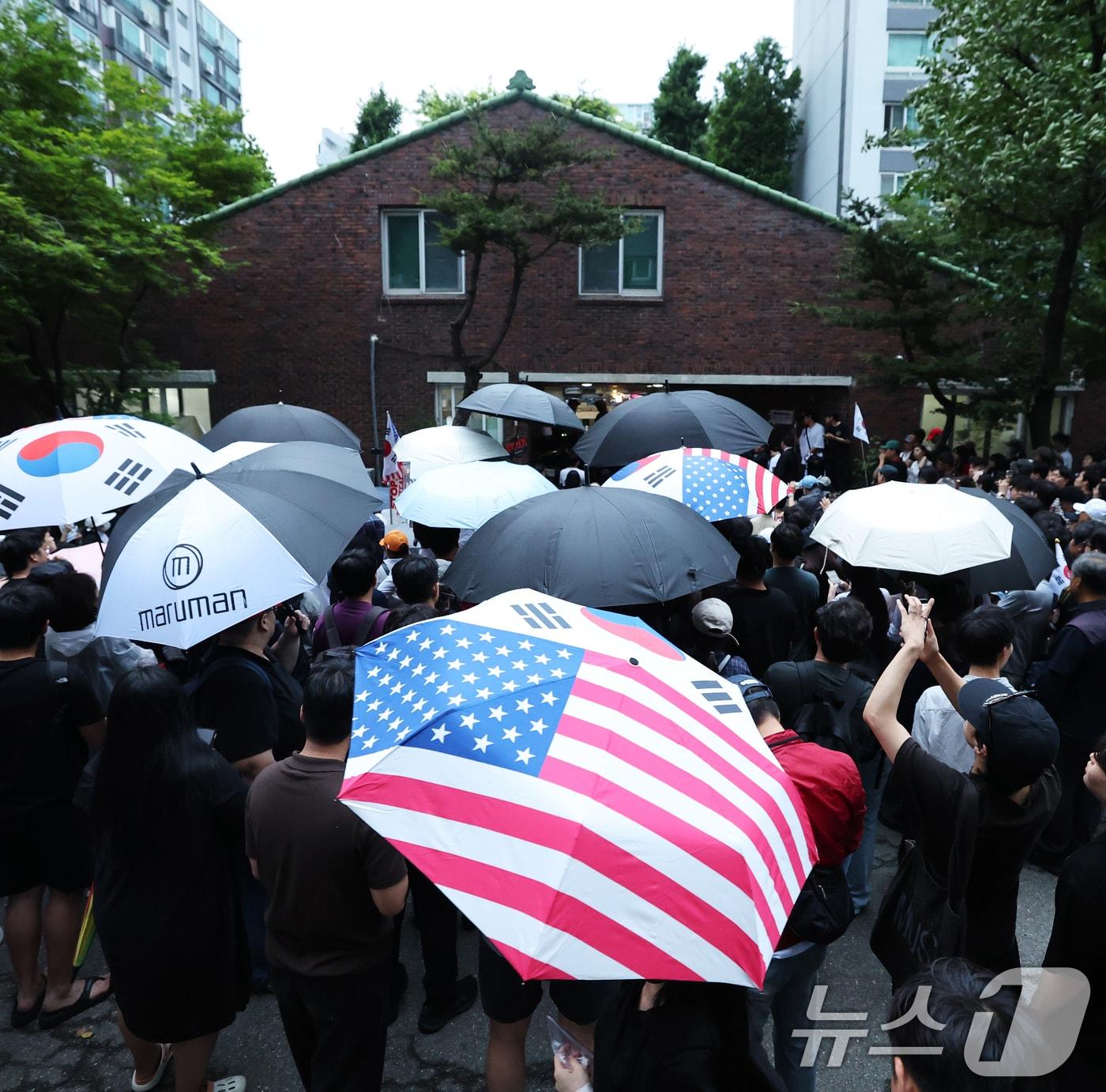 본문 이미지 - 제9회 전국동시지방선거 이튿날인 4일 오후 투표함 이송이 지연되고 있는 서울 송파구 잠실7동 제2투표소에서 보수 성향 유튜버와 시민들이 '부정선거 무효'를 주장하며 입구를 봉쇄하고 있다. 2026.6.4 ⓒ 뉴스1 오대일 기자