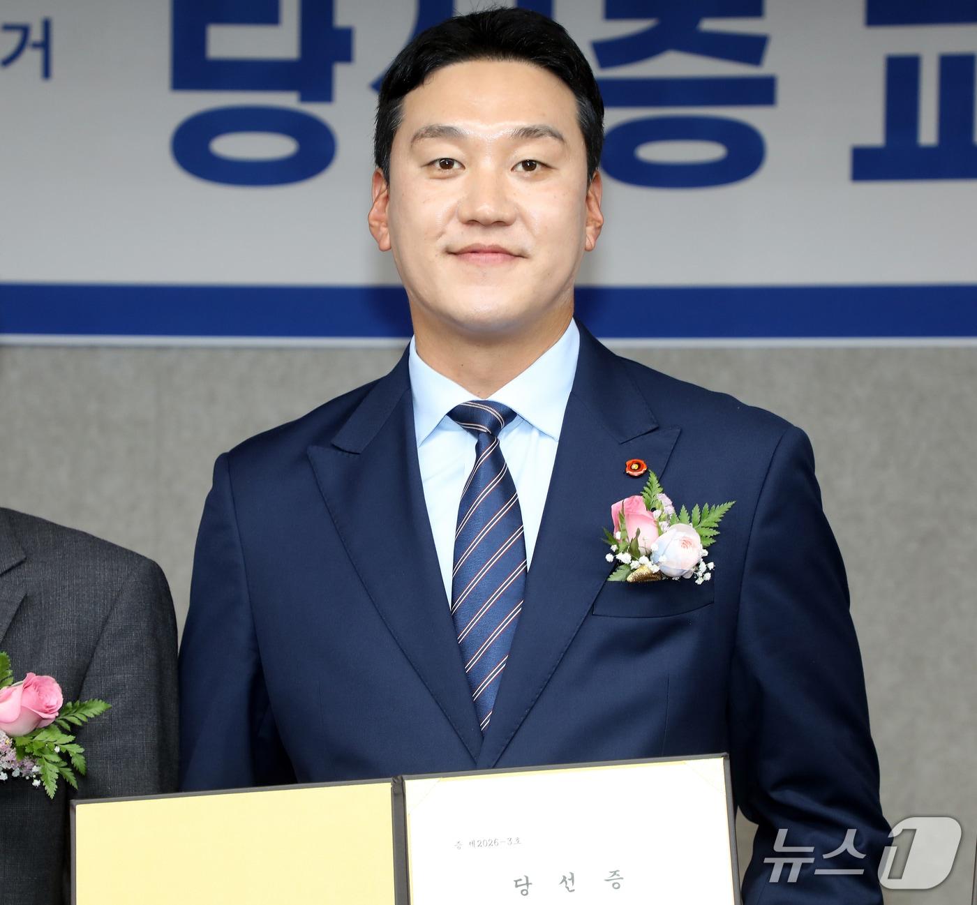 본문 이미지 - 김기환 제주도의회 의원(35·더불어민주당·제주시 이도2동 갑)이 4일 오후 제주경제통상진흥원 대회의실에서 열린 제9회 전국동시지방선거 당선증 교부식에서 기념촬영을 하고 있다. 2026.6.4 /뉴스1 ⓒ 뉴스1 오미란 기자
