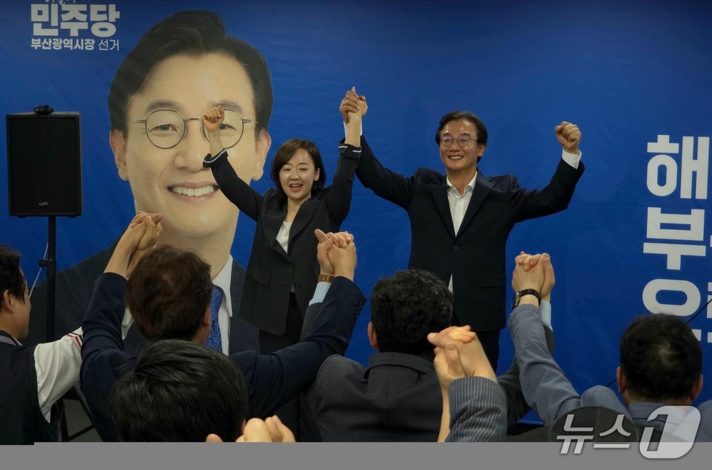 본문 이미지 - 전재수 부산시장 당선인과 아내 최혜진 씨가 두 손을 들며 기념촬영을 하고 있다..2026.6.4 ⓒ 뉴스1 이주현 기자