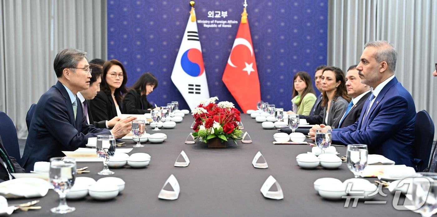 본문 이미지 - 조현 외교부 장관은 4일 서울에서 하칸 피단 튀르키예 외교장관과 외교장관회담을 갖고 양국 관계 발전 방안과 지역·국제 정세를 논의했다.(외교부 제공)