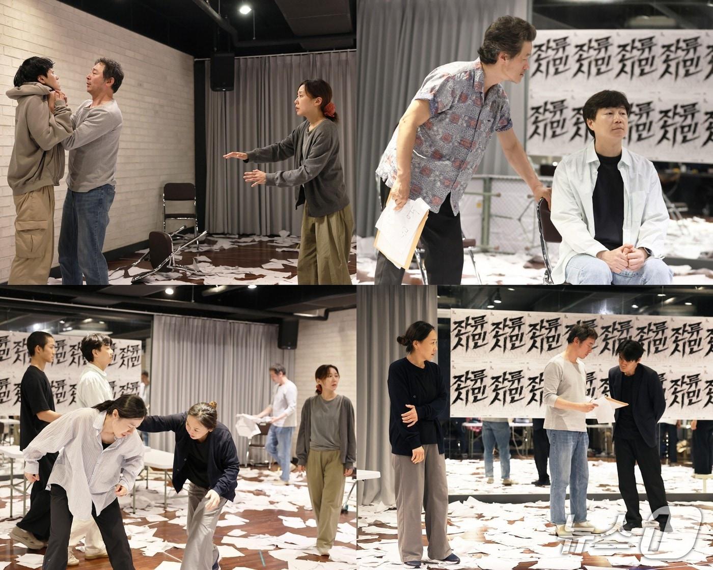 본문 이미지 - 연우무대가 50주년 기념공연이자 제47회 서울연극제 공식 선정작인 연극 '잔류시민'의 연습실 현장을 공개했다. 이 연극은 6일부터 14일까지 서울 대학로극장 쿼드에서 한국전쟁 직후 '부역자 재판'을 배경으로 법과 판단의 기준을 묻는다.
