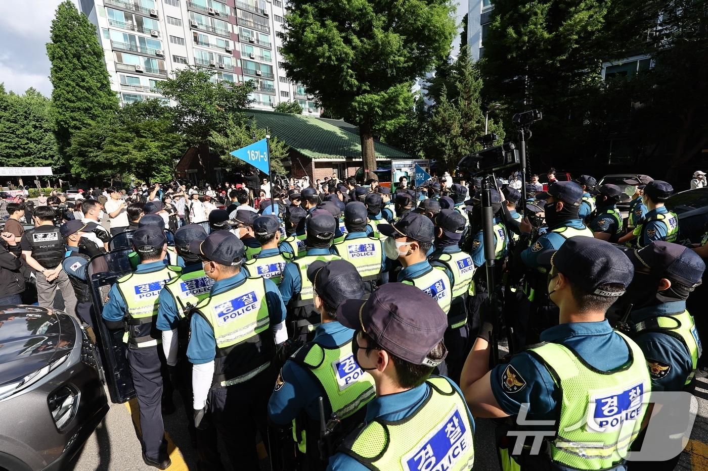 본문 이미지 - 5일 '투표용지 부족' 사태가 발생한 서울 송파구 잠실7동 제2투표소 앞에서 집회 참가자들이 투표함 반출을 막기 위해 경찰들과 대치하고 있다. 2026.6.5 ⓒ 뉴스1 김도우 기자