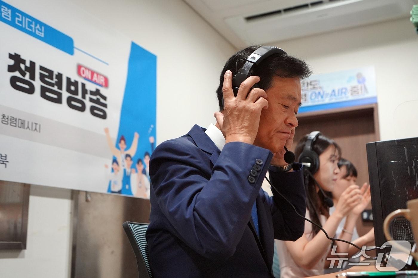 본문 이미지 - 이승로 성북구청장이 지난 4일 당선 첫 일정으로 청렴방송 1일 DJ에 나섰다.(성북구청 제공)