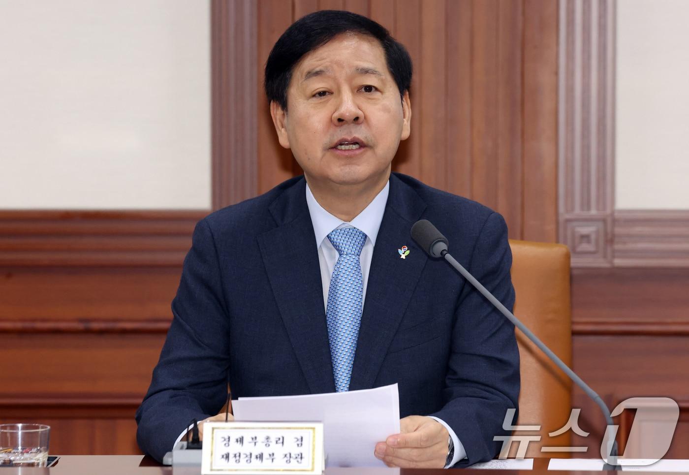 본문 이미지 - 구윤철 경제부총리 겸 재정경제부 장관이 5일 오전 서울 종로구 세종대로 정부서울청사에서 열린 비상경제본부회의 겸 경제관계장관회의에서 모두 발언을 하고 있다. 이날 회의에서 참석자들은 농림분야 안전관리 종합대책 등을 논의했다. 2026.6.5 ⓒ 뉴스1 김명섭 기자