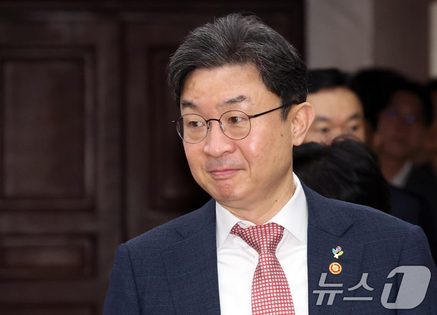 본문 이미지 - 이억원 금융위원장이 5일 오전 서울 종로구 세종대로 정부서울청사에서 열린 비상경제본부회의 겸 경제관계장관회의에 참석하고 있다. 이날 회의에서 참석자들은 농림분야 안전관리 종합대책 등을 논의했다. 2026.6.5 ⓒ 뉴스1 김명섭 기자