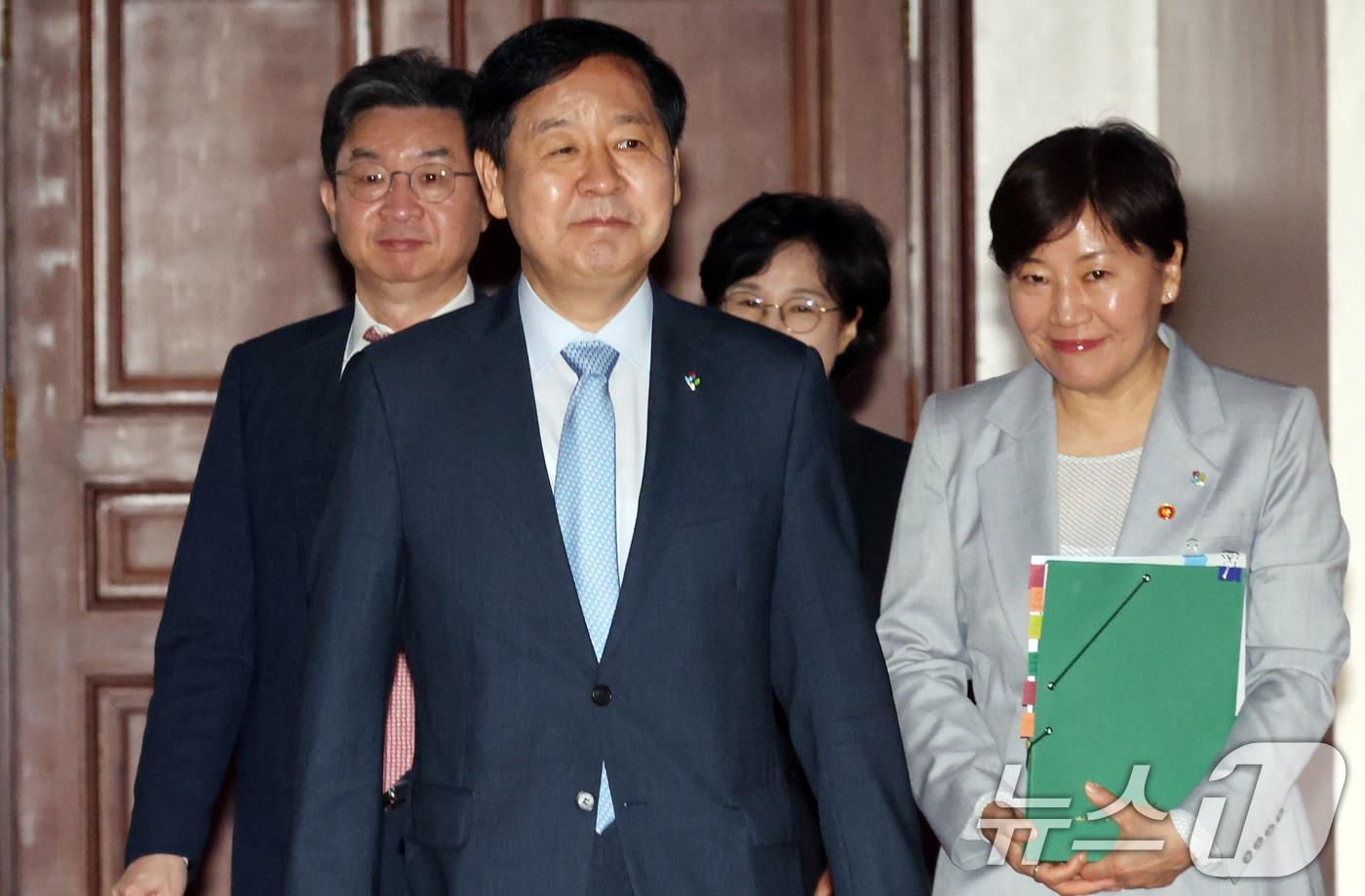 본문 이미지 - 구윤철 경제부총리 겸 재정경제부 장관이 5일 오전 서울 종로구 세종대로 정부서울청사에서 열린 비상경제본부회의 겸 경제관계장관회의에 참석하고 있다. 이날 회의에서 참석자들은 농림분야 안전관리 종합대책 등을 논의했다. 2026.6.5 ⓒ 뉴스1 김명섭 기자