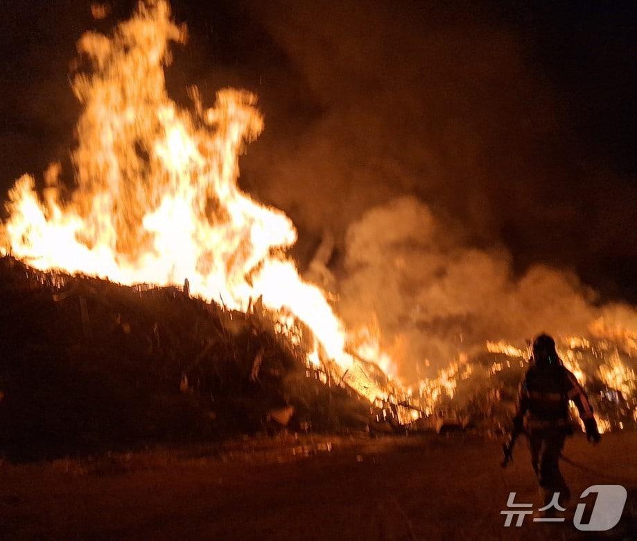 본문 이미지 - 5일 오전 2시 34분쯤 경북 봉화군 봉화읍의 자원순환시설에서 불이 나  화염이 치솟고 있다.(경북소방본부 제공. 재판매 및 DB 금지)2026.6.5/뉴스1