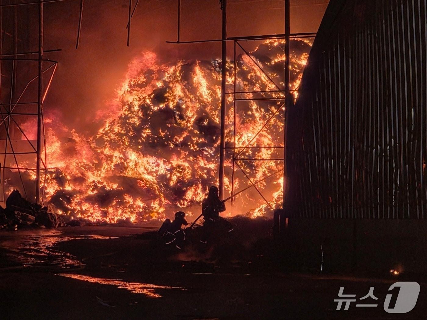 본문 이미지 - 금산 군북면 생활폐기물 업체 화재 현장. / 뉴스1 