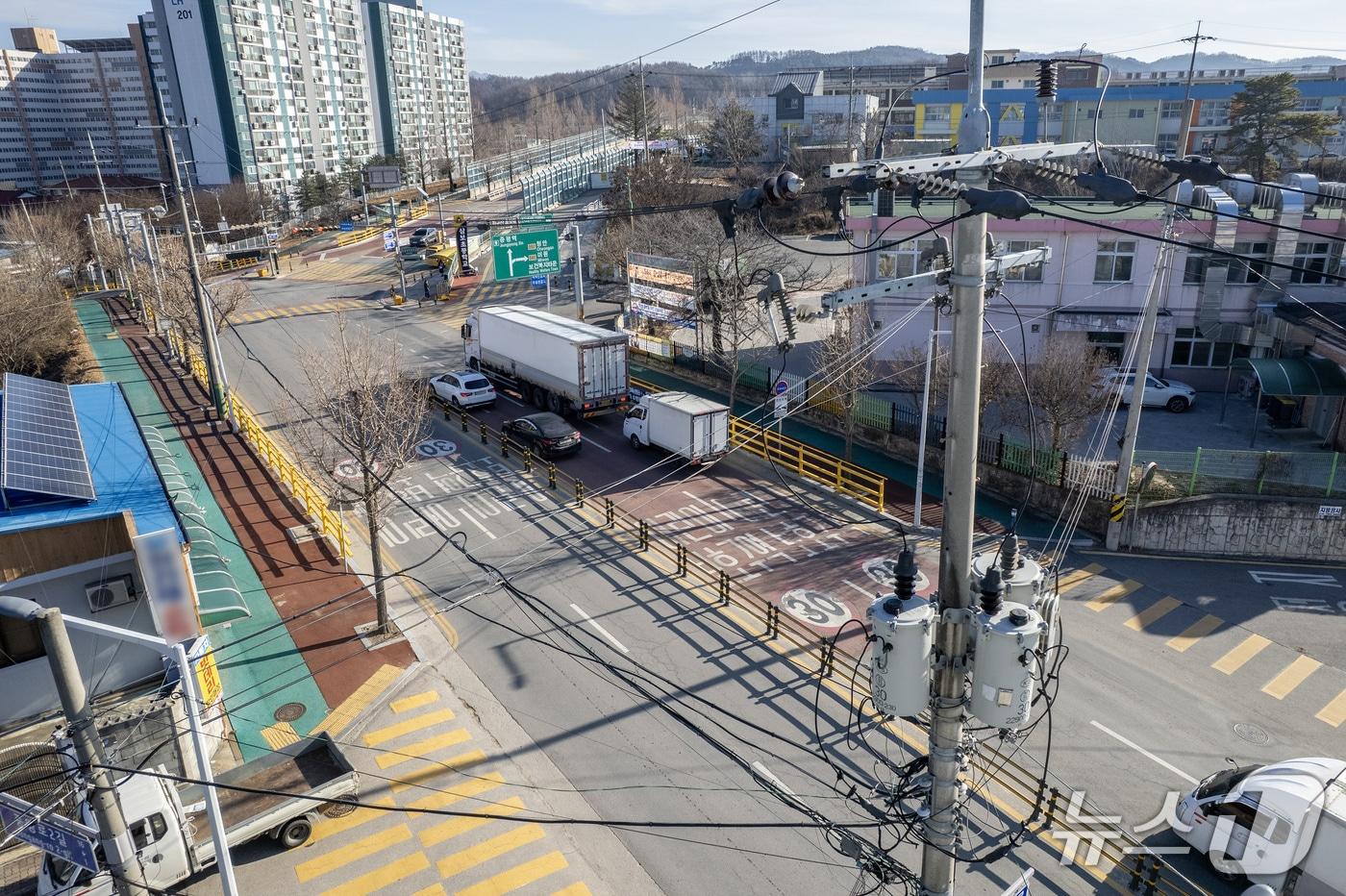 본문 이미지 - 증평 삼보초등학교 앞 전신주.(증평군 제공. 재판매 및 DB금지)/뉴스1