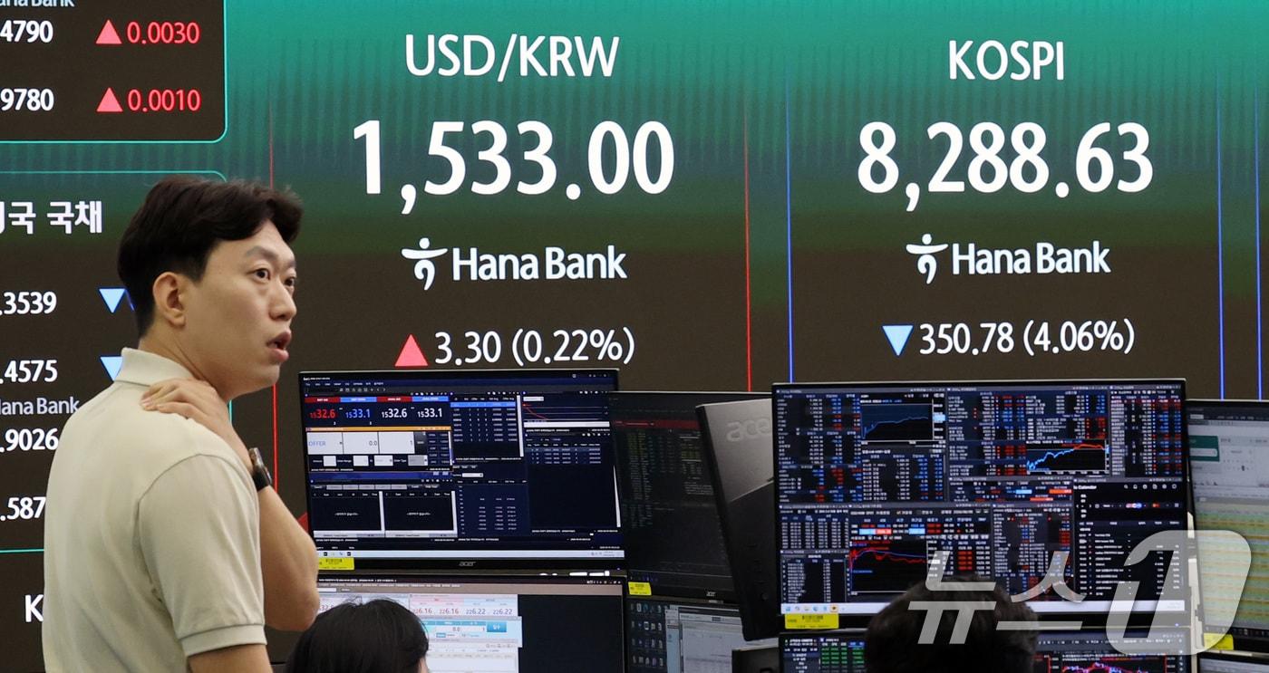본문 이미지 - 코스피 지수가 하락 출발한 5일 서울 중구 하나은행 딜링룸 전광판에 장초반 시황이 나타나고 있다. 2026.6.5 ⓒ 뉴스1 박지혜 기자