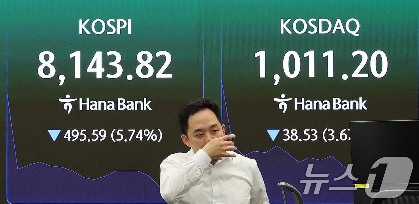 본문 이미지 - 코스피 지수가 하락 출발한 5일 서울 중구 하나은행 딜링룸 전광판에 장초반 시황이 나타나고 있다. 한국거래소는 이날 오전 9시 8분 25초 코스피 시장에 매도 사이드카를 발동했다고 공시했다. 코스피 매도 사이드카 발동은 지난달 18일 이후 12거래일 만이다. 2026.6.5 ⓒ 뉴스1 박지혜 기자