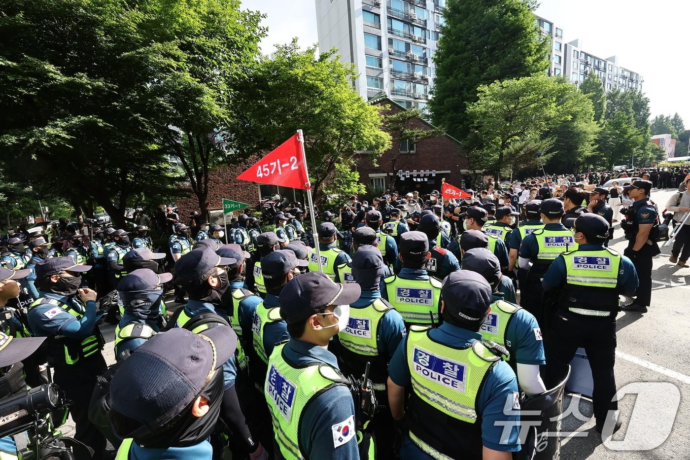 본문 이미지 - 5일 '투표용지 부족' 사태가 발생한 서울 송파구 잠실7동 제2투표소 앞에서 경찰들이 투표함 반출을 막는 시위대와 대치하고 있다. 2026.6.5 ⓒ 뉴스1 김도우 기자