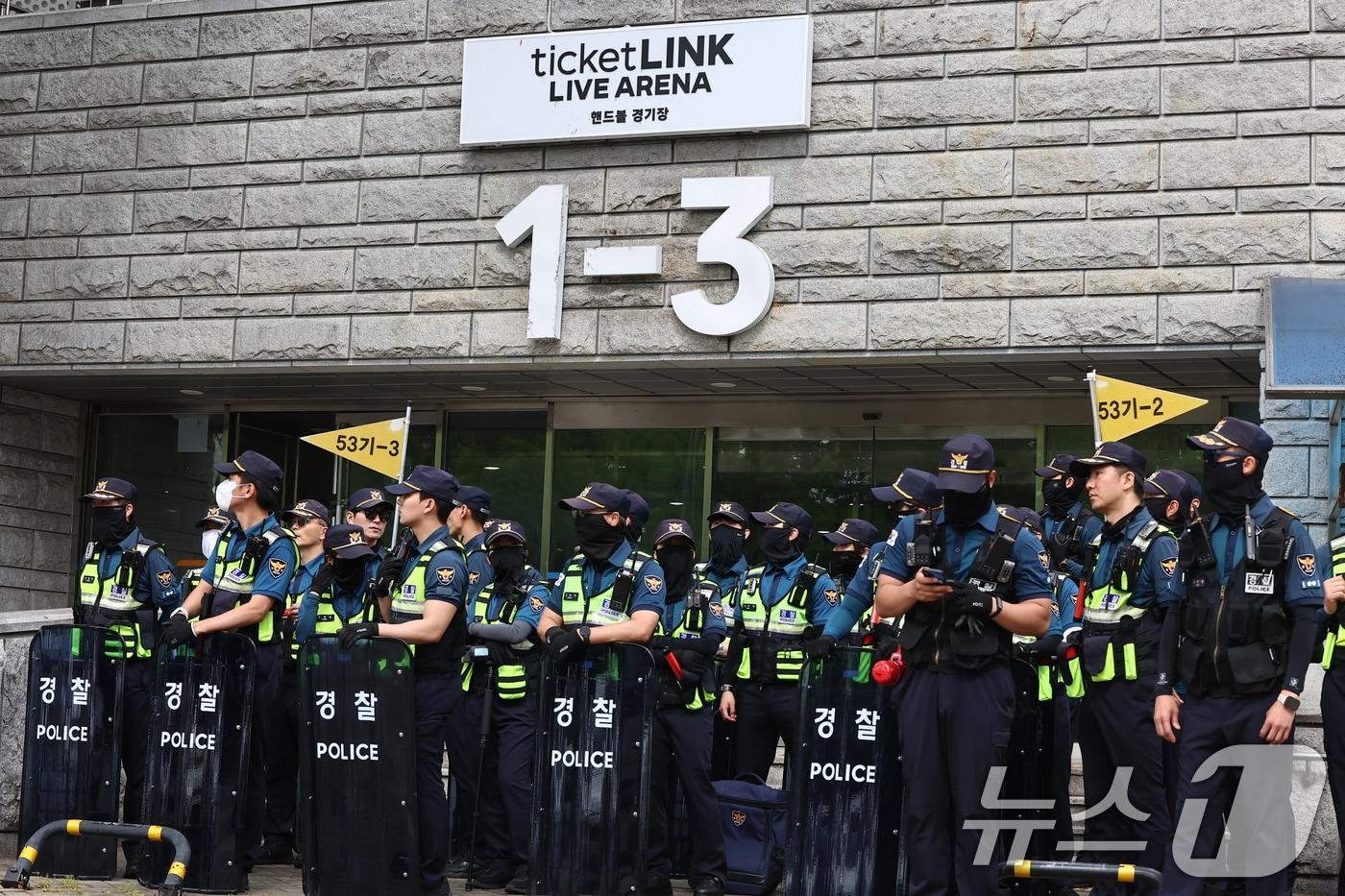 본문 이미지 - 5일 서울 송파구 잠실7동 제2투표소에서 이송된 투표함이 개표되는 올림픽공원 핸드볼경기장 앞에서 경찰들이 출입을 제한하고 있다. ⓒ 뉴스1 김도우 기자