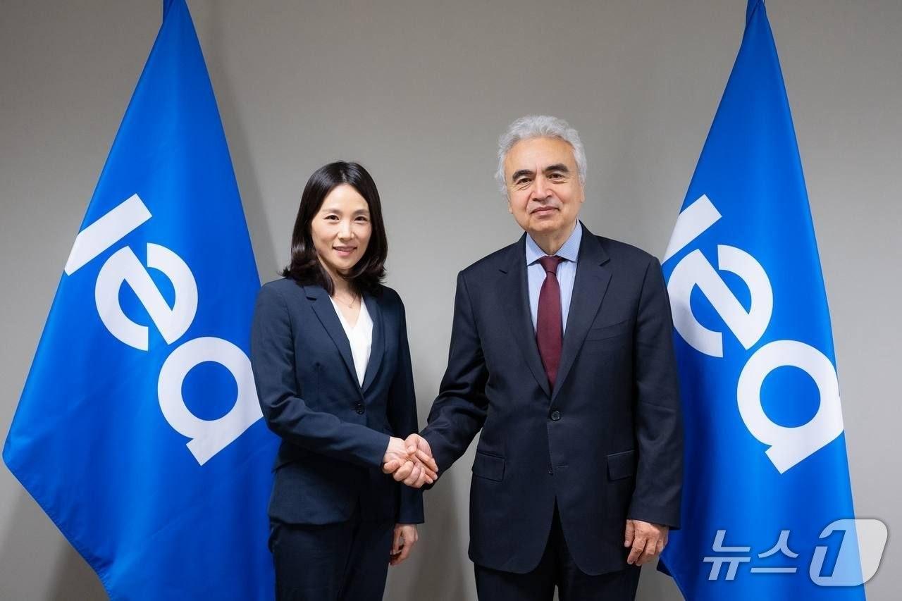 본문 이미지 - 김진아 외교부 2차관이 국제에너지기구(IEA) 파티 비롤 사무총장과 만난 모습 (외교부 제공)