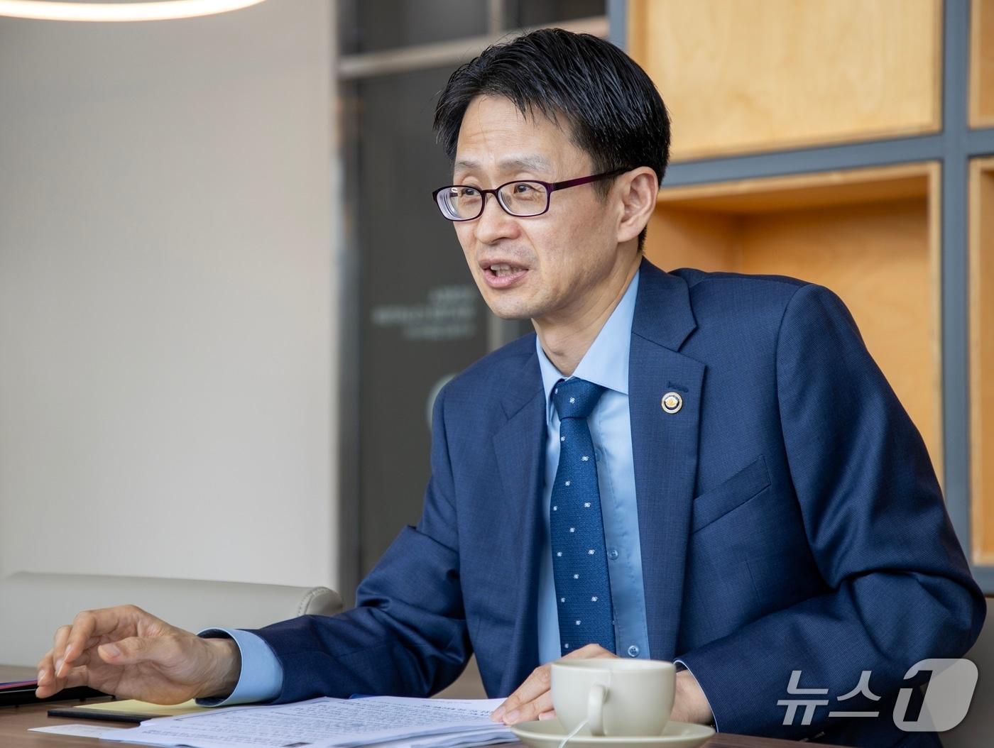 본문 이미지 - 백승보 조달청장이 정부 출범 1년을 맞아 인터뷰를 하고 있다. /뉴스1
