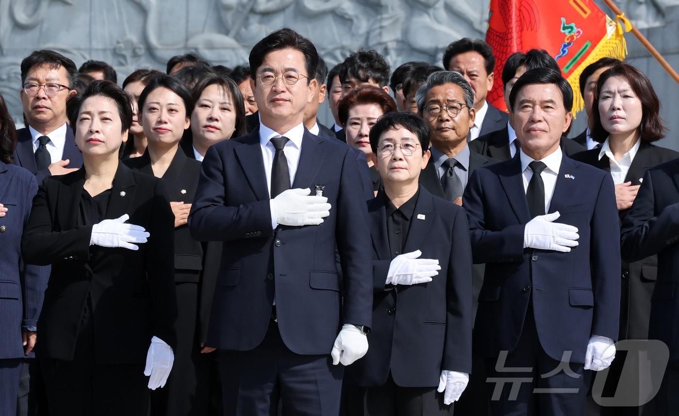 본문 이미지 - 허태정 대전시장 당선인을 비롯해 더불어민주당 대전지역 6.3 지방선거 당선인들이 5일 오전 대전 유성구 국립대전현충원에서 참배를 마치고 국기에 대한 경례를 하고 있다. 2026.6.5 ⓒ 뉴스1 김기태 기자