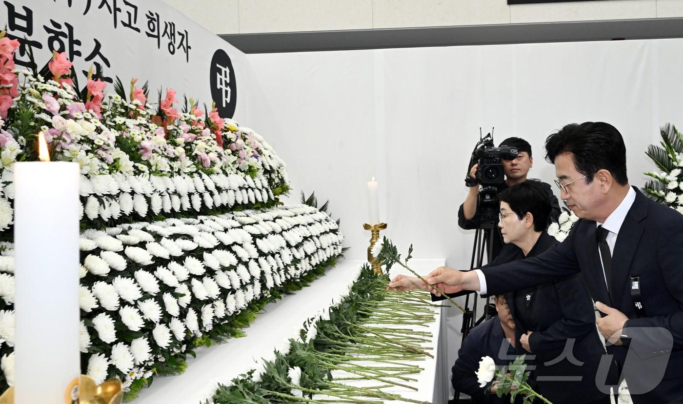 본문 이미지 - 허태정 대전시장 당선인을 비롯해 더불어민주당 대전지역 지방선거 당선인들이 5일 오전 대전 유성구청에 마련된 한화에어로스페이스 사고 희생자 합동분향소에서 헌화하고 있다. 2026.6.5 ⓒ 뉴스1 김기태 기자