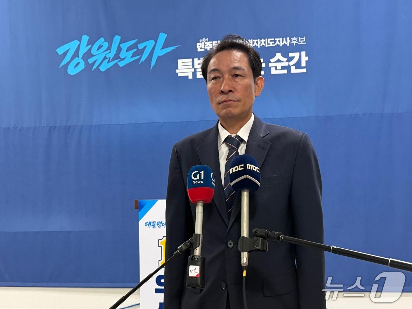 본문 이미지 - 우상호 강원특별자치도지사 당선인이 5일 춘천 온의빌딩 캠프 사무실에서 기자회견을 열고 도지사직 인수위원회 위원장에 최흥집 전 강원도 정무부지사를, 부위원장에는 여준성 더불어민주당 원주갑 지역위원장을 각각 임명했다.2026.6.5./뉴스1 한귀섭기자