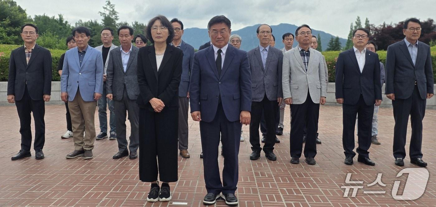 본문 이미지 - 권순기 경남교육감 당선인이 5일 오전 창원 충혼탑을 찾아 참배하고 있다.(권순기 경남교육감 당선인 측 제공. 재판매 및 DB금지)
