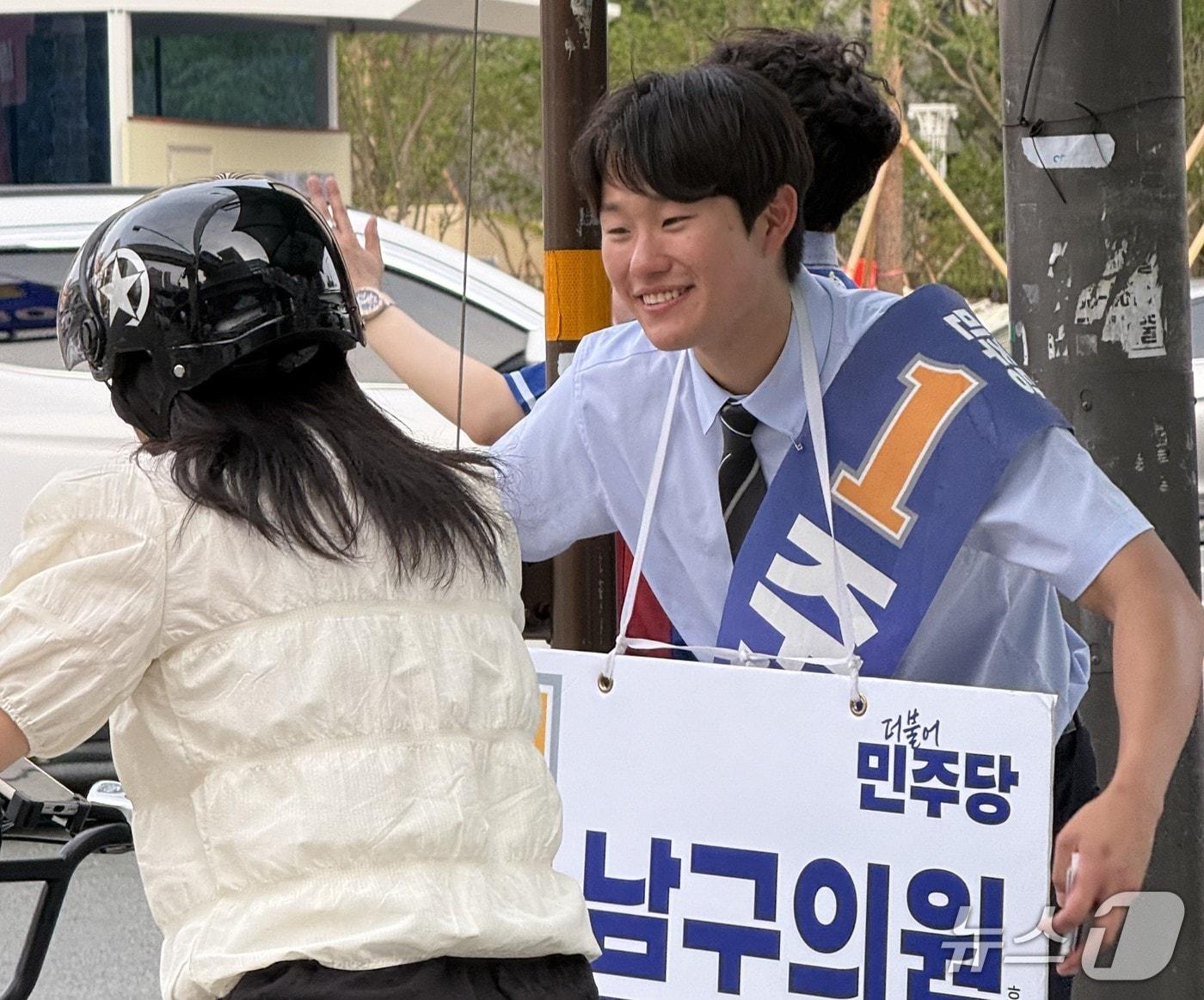 본문 이미지 - 대구 남구의회 선거에서 당선된 주경민 당선인. 사진은 공식선거운동 기간 주민들과 만나고 있는 모습. (주경민 당선인 제공. 재판매 및 DB 금지)