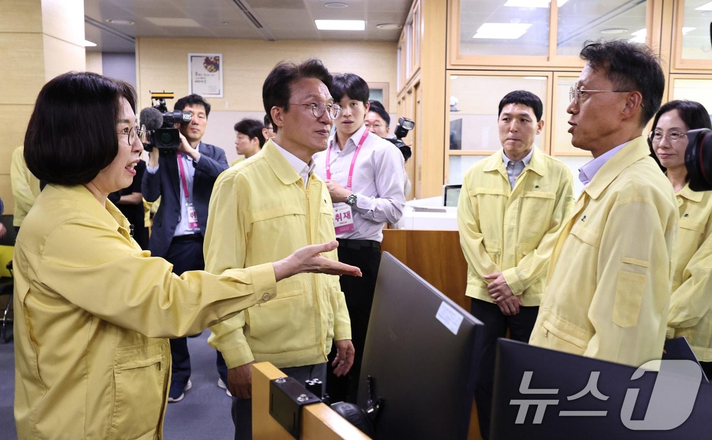 본문 이미지 - 김민석 국무총리가 5일 서울 동작구 기상청 국가지진화산종합상황실을 방문해 직원들을 격려하고 있다. 2026.6.5 ⓒ 뉴스1 구윤성 기자