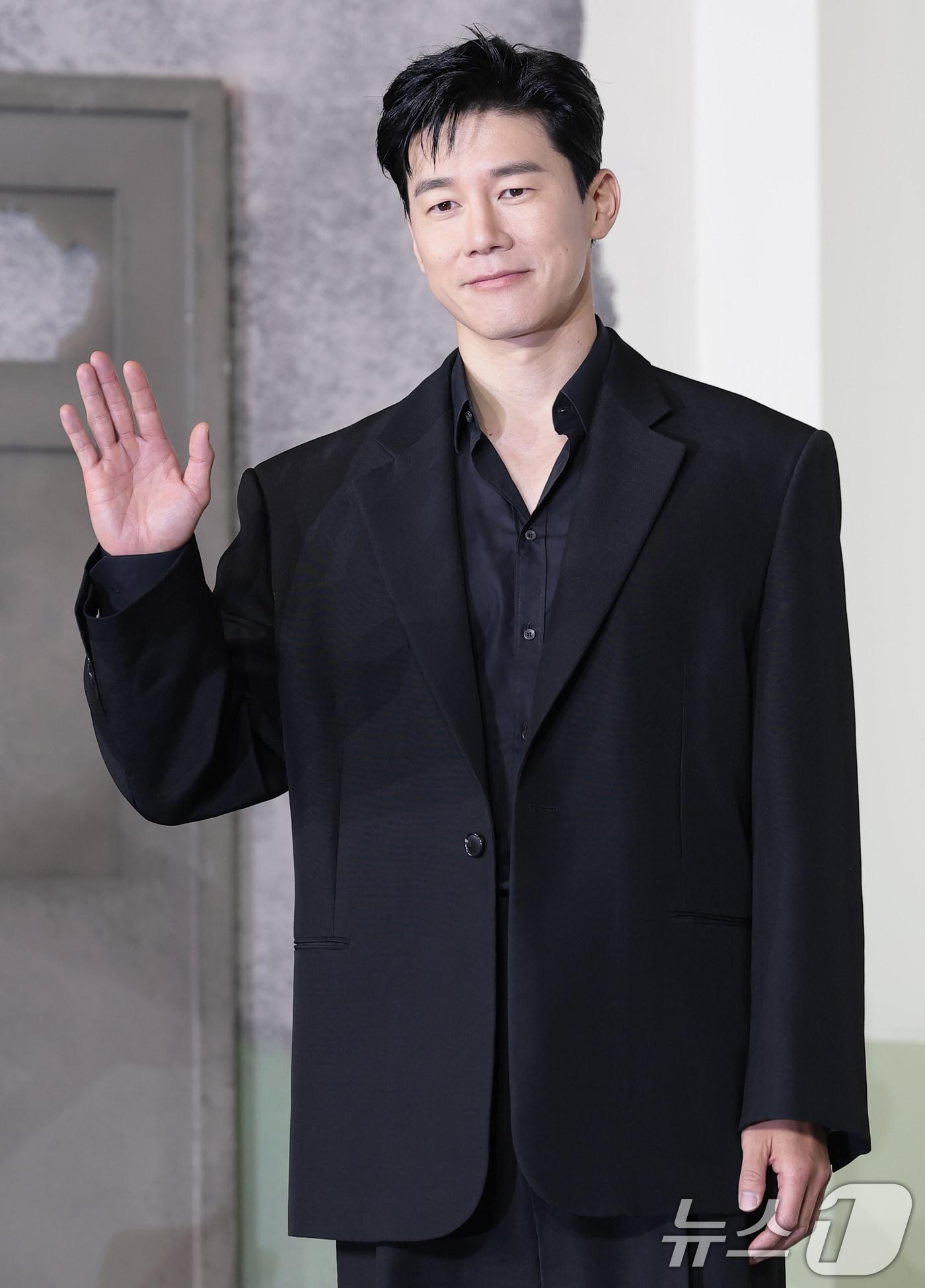 본문 이미지 - 배우 김무열이 5일 서울 중구 앰배서더 서울 풀만 호텔에서 열린 넷플릭스 시리즈 '참교육'(감독 홍종찬) 제작발표회에서 포즈를 취하고 있다. '참교육'은 선넘는 학생, 교사, 학부모로 인해 무너진 대한민국의 교권과 교육현장을 지키기 위해 창설된 교권보호국의 통쾌하고 시원한 참교육을 그린 이야기다. 2026.6.5 ⓒ 뉴스1 권현진 기자