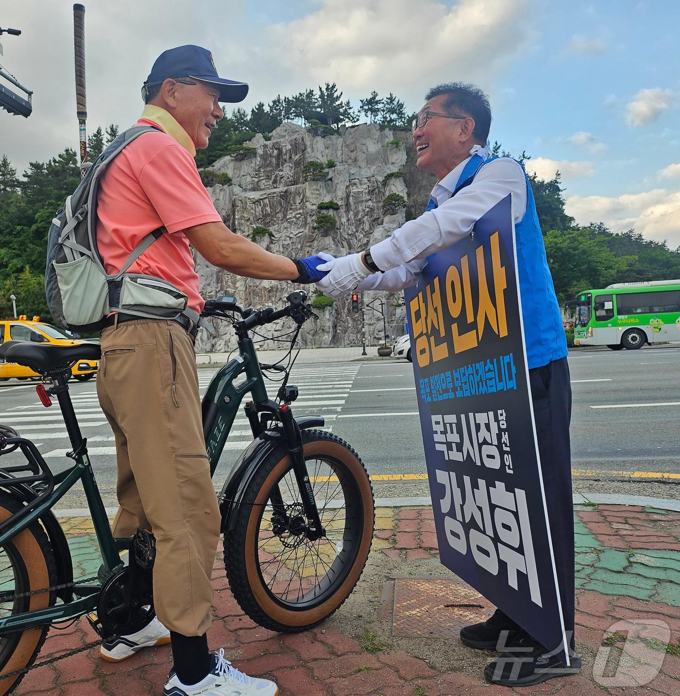 본문 이미지 - 강성휘 더불어민주당 전남 목포시장 당선인이 5일 시민들과 만나 지방선거 지지에 대한 감사의 뜻을 전했다.(강성휘 제공, 재배포 및 DB 금지)2026.6.5 ⓒ 뉴스1