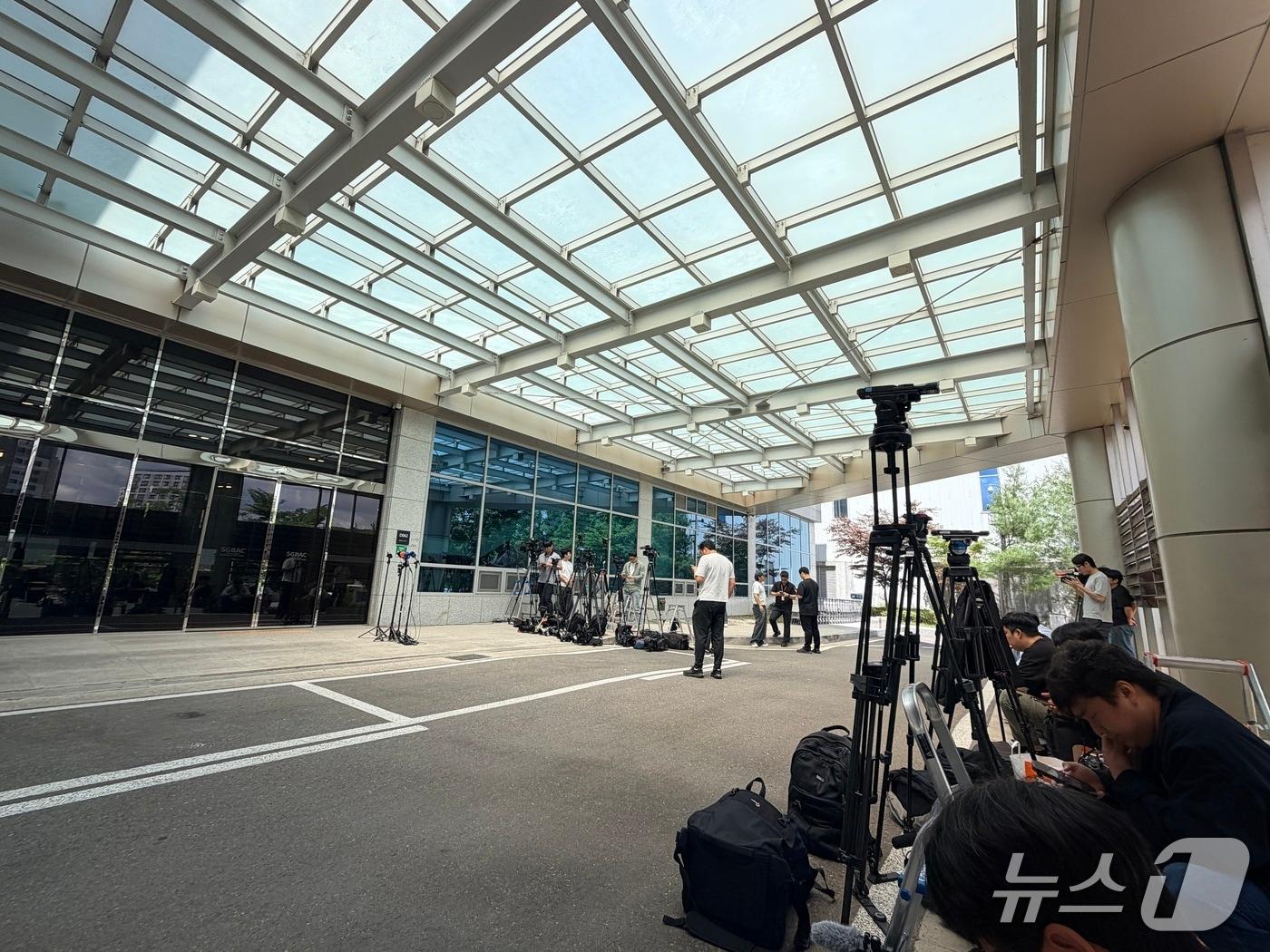 본문 이미지 - 5일 오전 서울김포비즈니스항공센터(SGBAC)에서 젠슨 황 엔비디아 CEO의 입국을 기다리는 취재진의 모습. 2026.6.5 ⓒ 뉴스1 김민수 기자