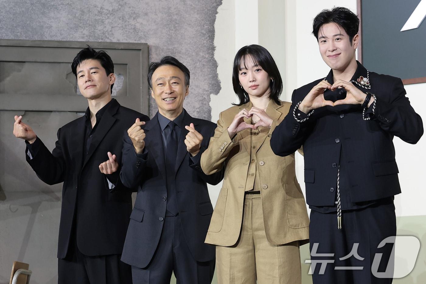 본문 이미지 - 배우 김무열(왼쪽부터)과 이성민, 진기주, 표지훈이 5일 서울 중구 앰배서더 서울 풀만 호텔에서 열린 넷플릭스 시리즈 '참교육'(감독 홍종찬) 제작발표회에서 포즈를 취하고 있다. '참교육'은 선넘는 학생, 교사, 학부모로 인해 무너진 대한민국의 교권과 교육현장을 지키기 위해 창설된 교권보호국의 통쾌하고 시원한 참교육을 그린 이야기다. 2026.6.5 ⓒ 뉴스1 권현진 기자