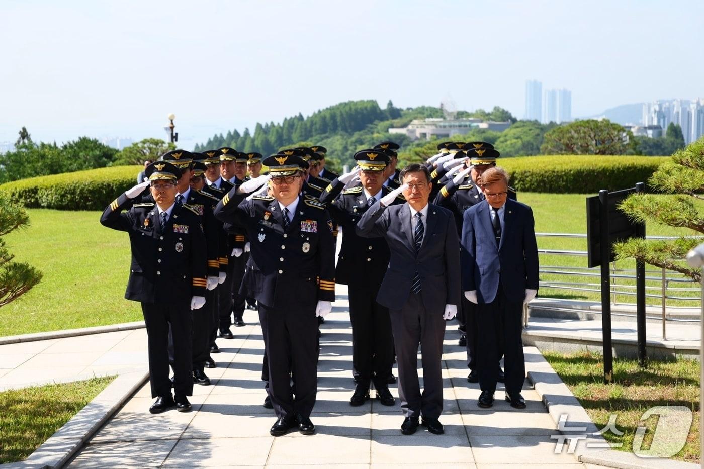 본문 이미지 - 부산경찰청은 5일 오전 부산 중구 중앙공원 충혼탑에서 '제71회 현충일 추념식'을 열었다. (부산경찰청 제공. 재판매 및 DB금지)