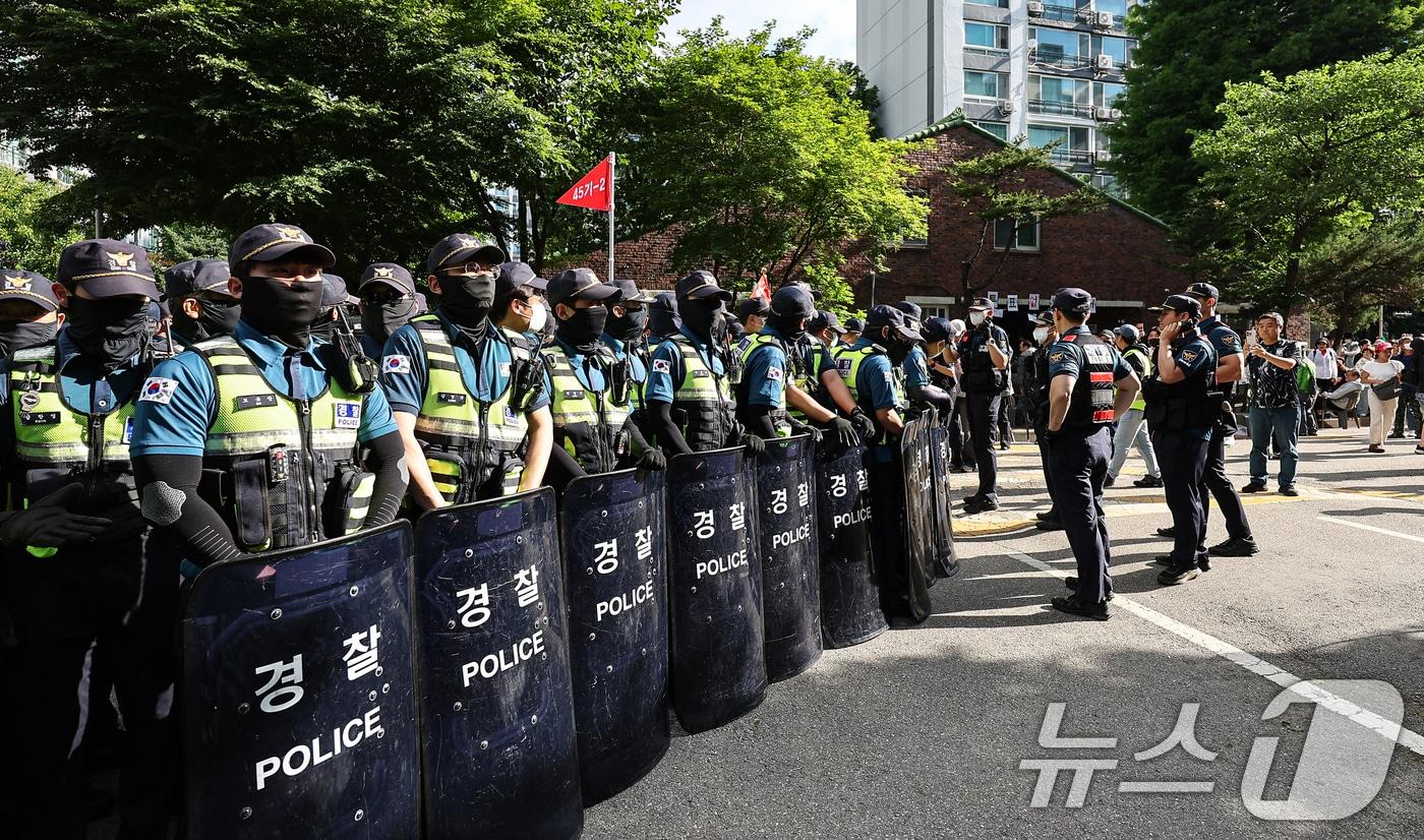 본문 이미지 - 5일 '투표용지 부족' 사태가 발생한 서울 송파구 잠실7동 제2투표소 앞에서 경찰들이 투표함 반출을 막는 시위대와 대치하고 있다. 2026.6.5 ⓒ 뉴스1 김도우 기자